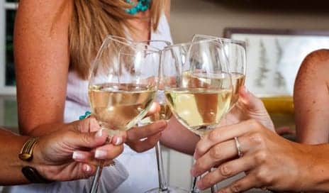 Study Shows That White Wine Can Aggravate This Skin Condition