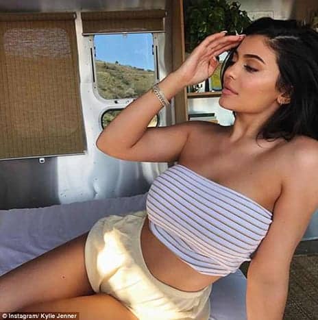 Make-up Artist Says Touching the Temples Lifts the Skin in Photos